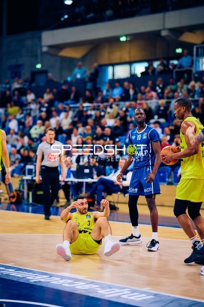 Maximilian DiLeo geht zu Boden im Spiel gegen Heidelberg