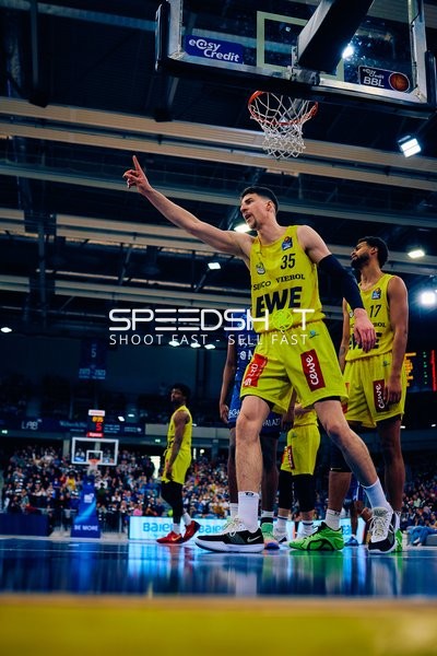 Alen Pjanic zeigt auf den Korb