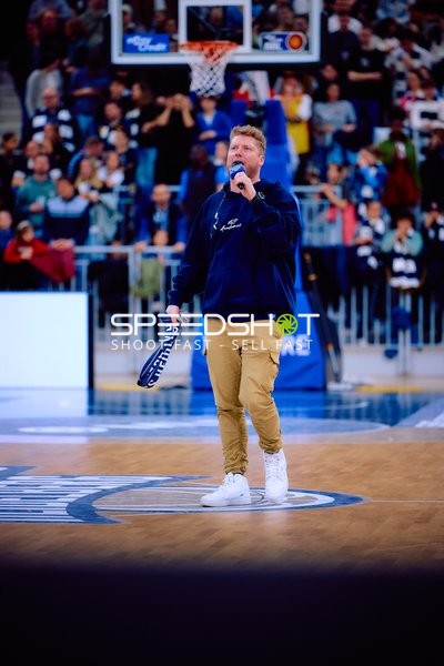 Moderator in Aktion auf dem Spielfeld