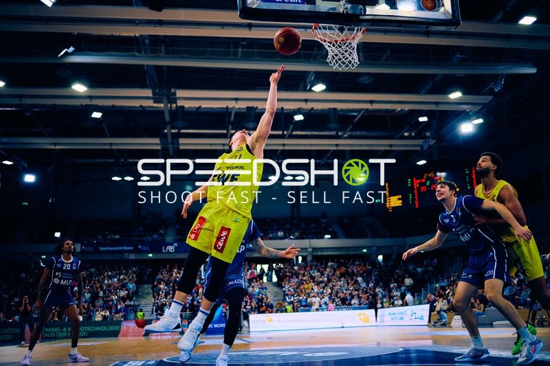 Jon'il Fugett mit Layup während Basketballspiel