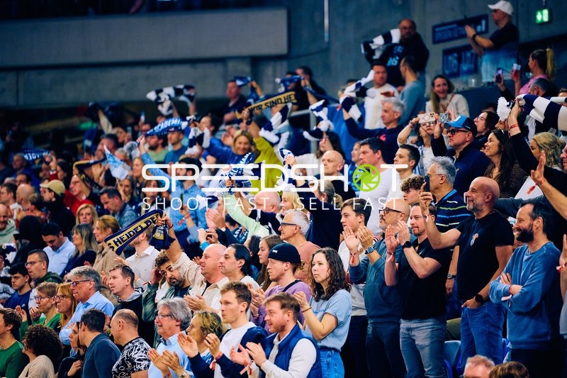 Enthusiastische Zuschauer jubeln im SNP DOME