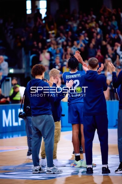 Osun Osunniyi dankt den Fans