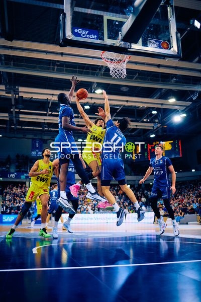 Ryan Mikesell erzielt Dunking gegen EWE Baskets