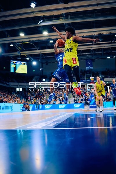 Paul Zipser verteidigt gegen Geno Crandall