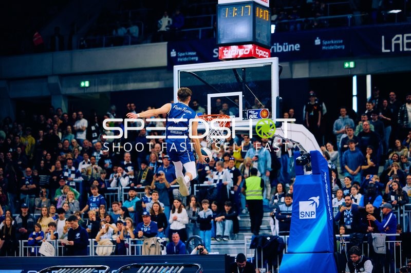 Evan Rietsch Dunkt Spektakulär in Heidelberg