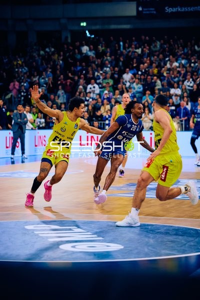 Intensives Dribbling von Michael Weathers