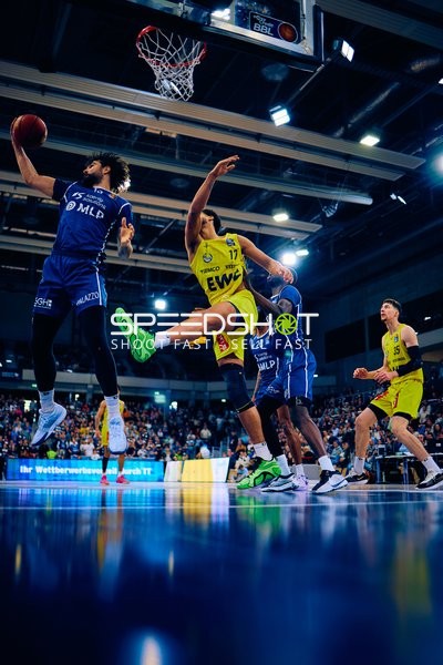 Ryan Mikesell im Zweikampf mit Norris Agbakoko beim Wurf