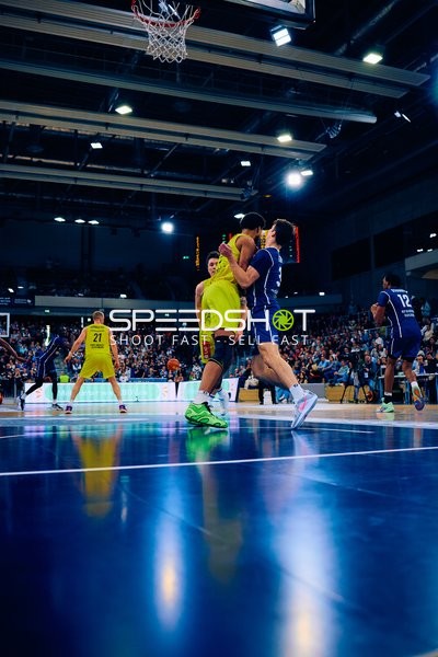 Paul Zipser blockt Seth Hinrichs im Spiel