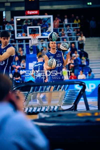 DJ Horne jongliert während der Spielvorbereitung