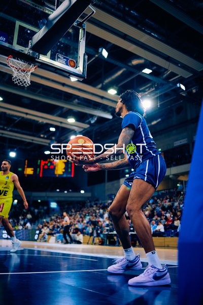 DJ Horne beim Wurf unter dem Korb