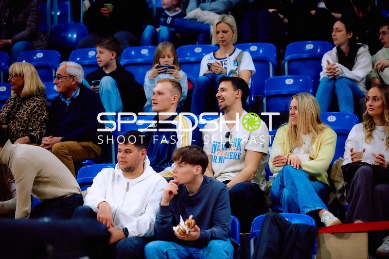 Zuschauer beobachten das Spiel