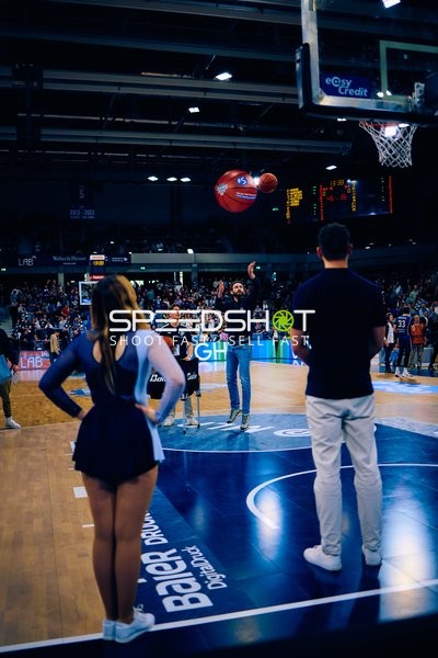 Freizeitlicher Wurf im Basketballspiel