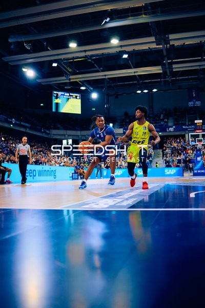 DJ Horne im Duell mit Oldenburger Verteidiger