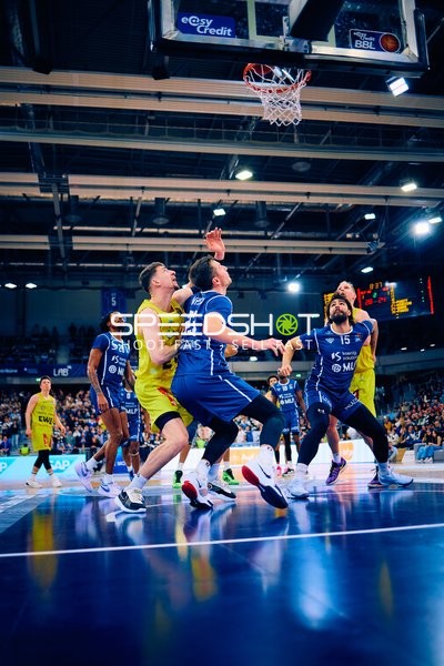 Rebound-Duell unter dem Korb