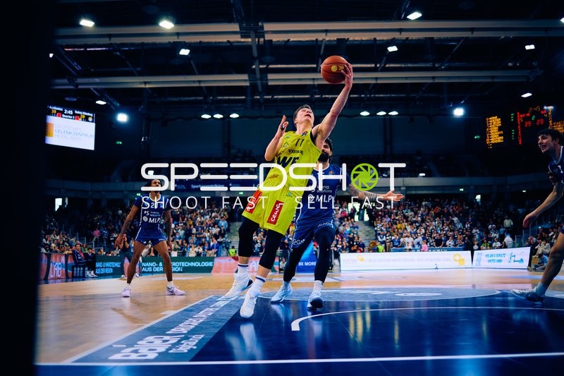 Geno Crandall im Korbleger-Duell mit Marcel Keßen