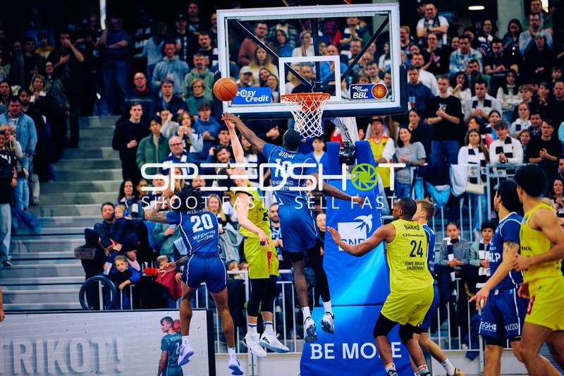 Block in der 1. Hälfte durch Bakary Dibba