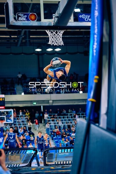 Spektakulärer Dunk während des Spiels