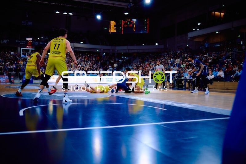 Intensiver Kampf um den Ball im Basketballspiel