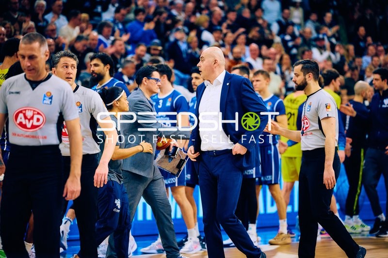 Handshake bei MLP Academics gegen EWE Baskets