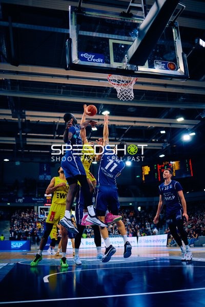 Erol Ersek blockt Gegenspieler am Korb