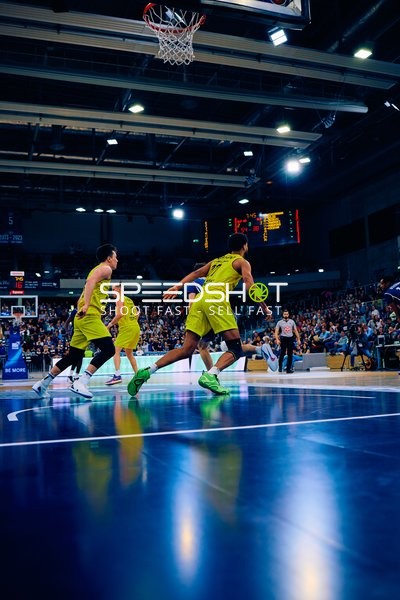 Spieler der EWE Baskets während des Angriffs