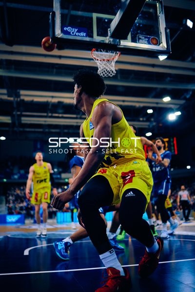 Geno Crandall wirft in Richtung Korb