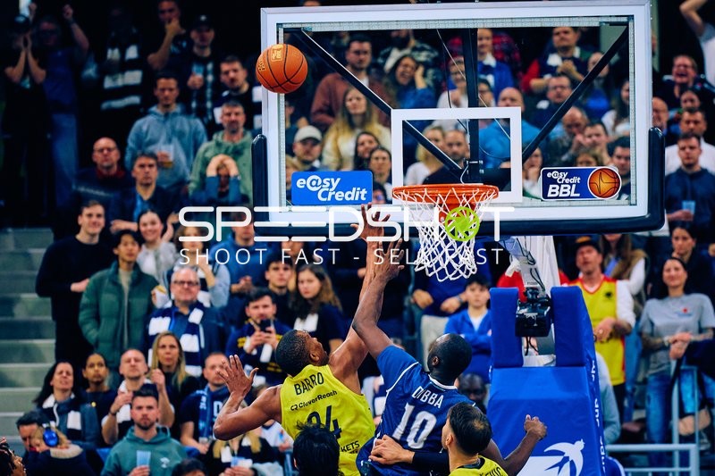 Bakary Dibba blockt Mouhamed Barro am Korb