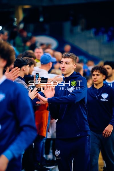 Spieler begrüßen Fans am Spielfeldrand