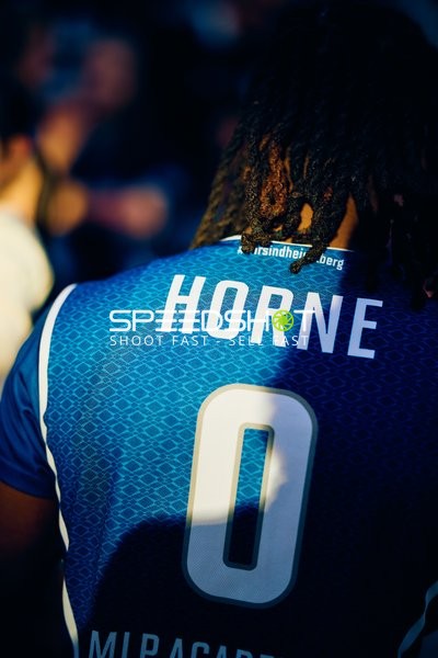 Rückennummer von DJ Horne im Fokus