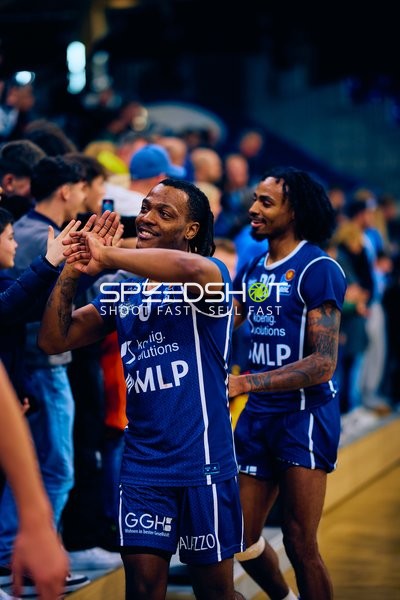 Spieler feiern mit Fans