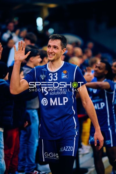 Ryan Mikesell jubelt vor den Fans