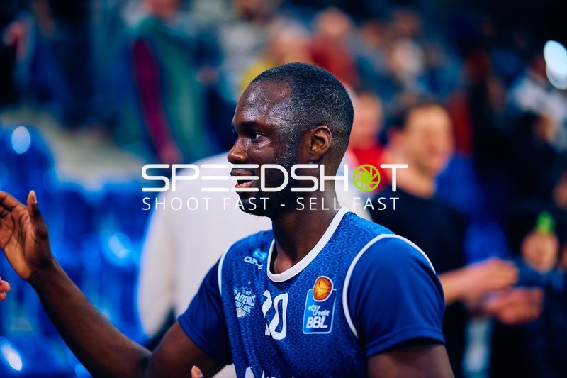 Bakary Dibba gibt High-Five nach dem Spiel