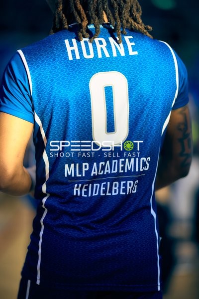 DJ Horne von hinten im Spiel