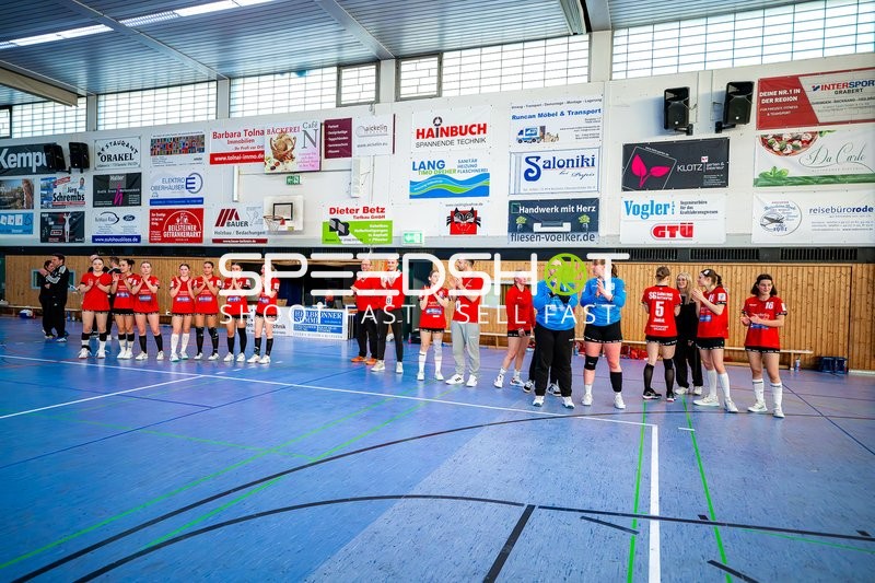 Teams stehen in einer Reihe zur Begrüßung oder Vorstellung.