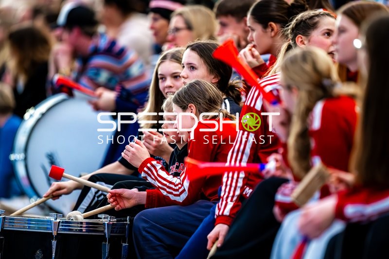 Zuschauer unterstützen ihre Mannschaft mit Trommeln und Klatschen.