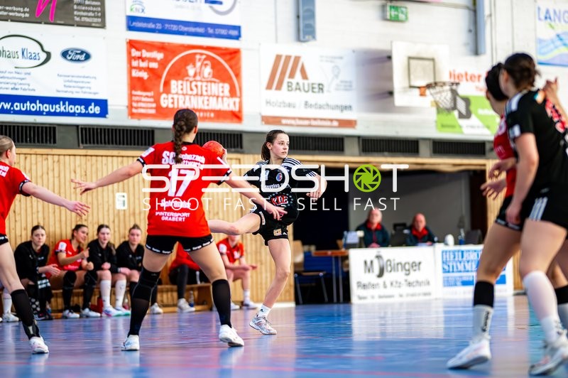 Angriff von HC Erlangen gegen die Verteidigung von SG Schozach-Bottwartal.