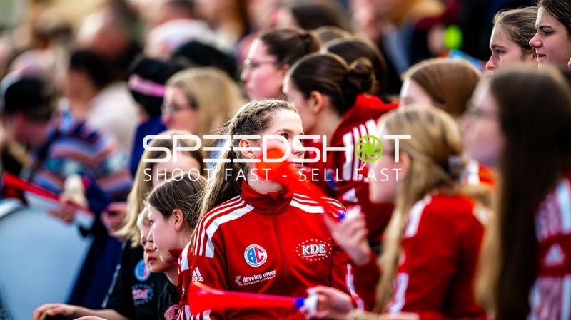 Zuschauer auf der Tribüne beobachten das Spiel