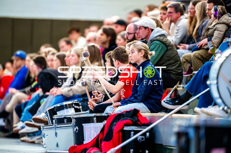 Zuschauer in der Halle beobachten das Spiel und feuern die Teams an.