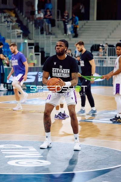 Chuba Ohmas (11, BG Göttingen) mit Ball