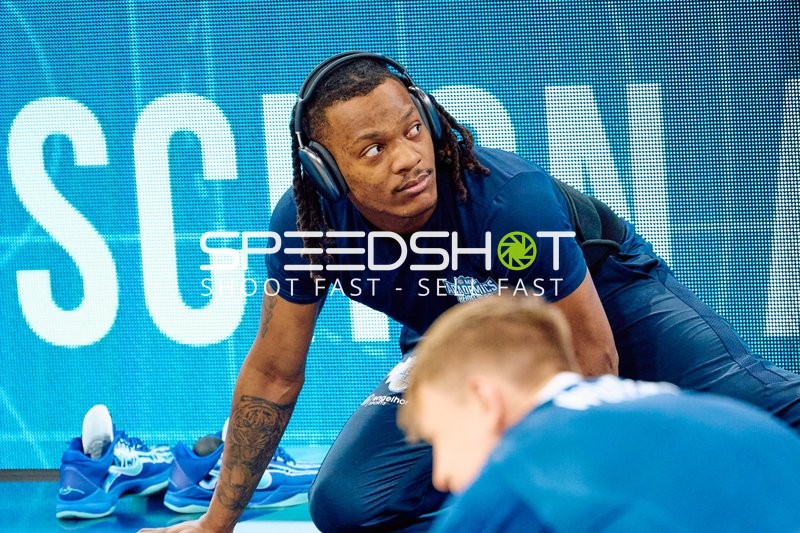 DJ Horne beim Dehnen