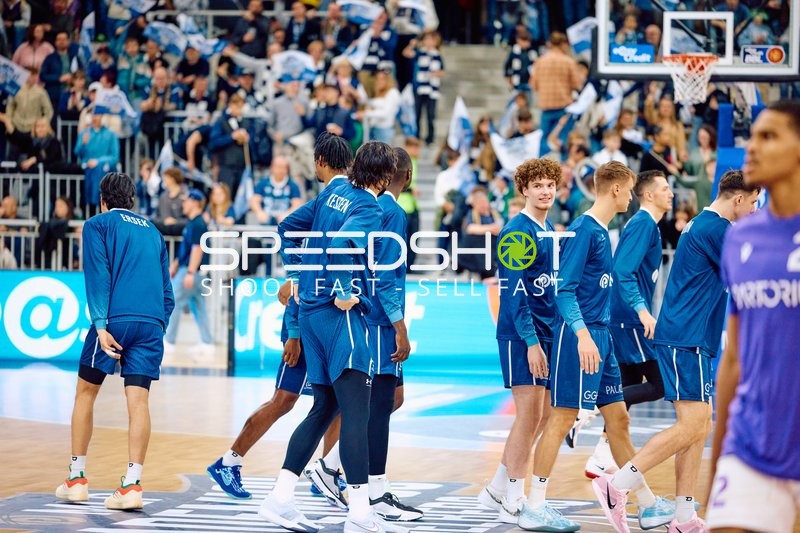 Teamaufwärmen in der Basketballarena