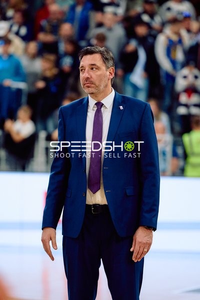 Person vor dem Spiel in der Halle