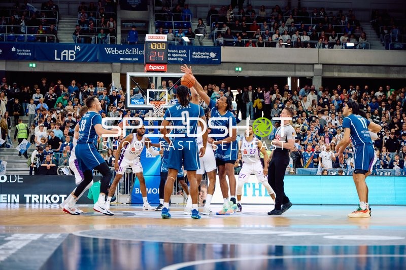 DJ Horne (0, MLP Academics Heidelberg) gegen Chuba Ohmas (11, BG Göttingen) Sprungball