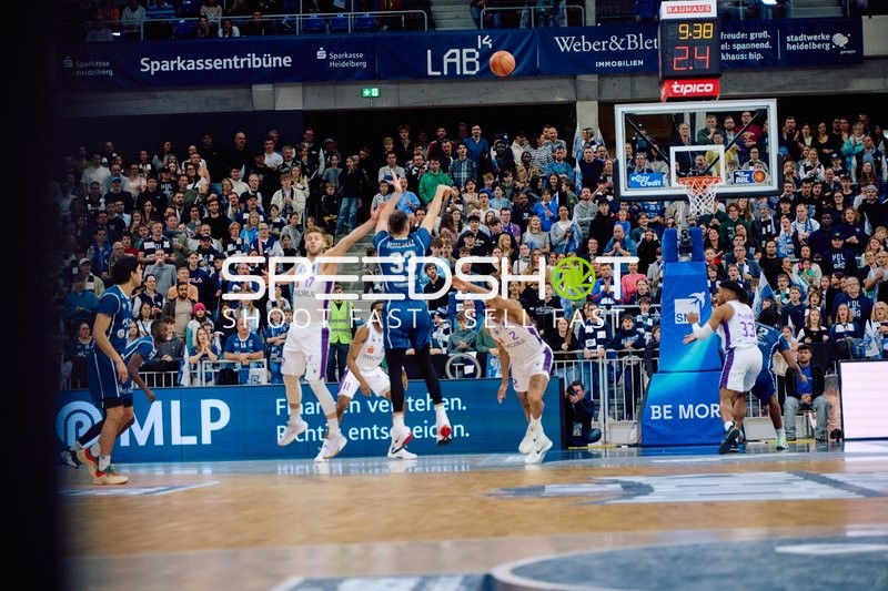 Ryan Mikesell beim Wurf im 1. Viertel