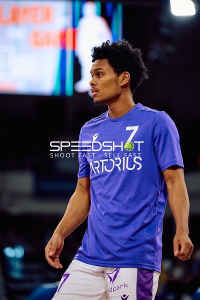 Tra Holder vor dem Spiel