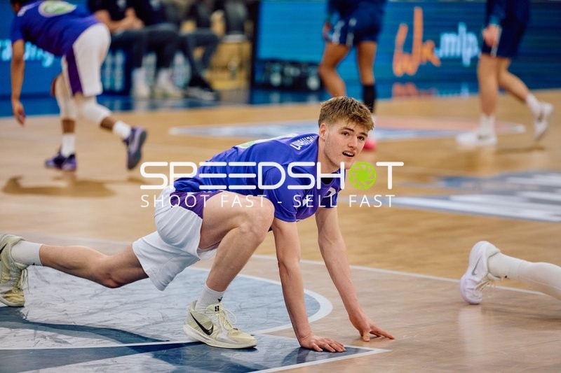 Janis Jünemann dehnt sich vor dem Spiel