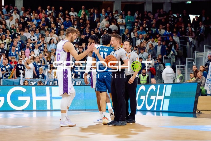 Mathis Mönninghoff (17, BG Göttingen) und Erol Ersek (11, MLP Academics Heidelberg) bei Spielunterbrechung