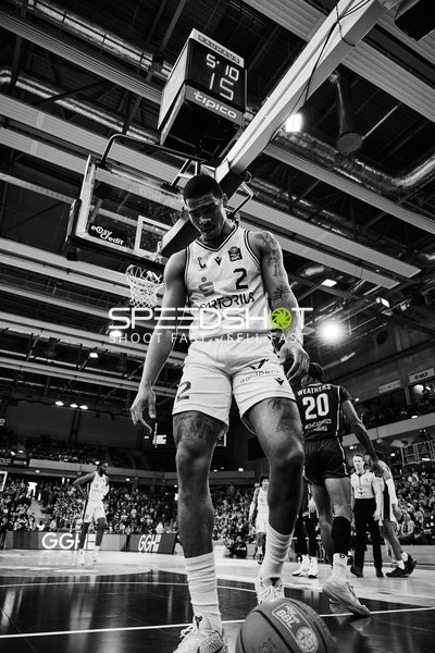 Demajeo Wiggins im Dribbling