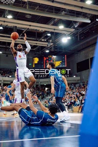 Dramatischer Wurfversuch von Chuba Ohams