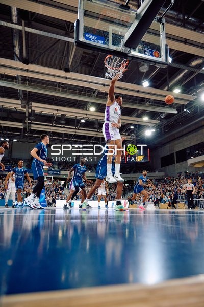 BG Göttingen Spieler dunkt den Ball